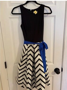 Eliza J Formal Black Cocktail Dress Chevron Stripe Size 4 EUC